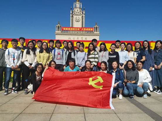 2017级国产主播
研究生参观“砥砺奋进的五年”大型成就展