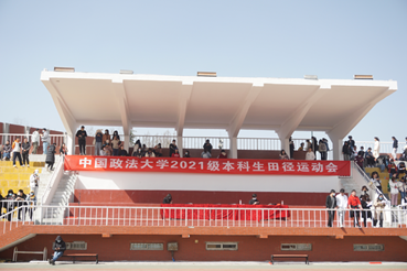 展现自我  争创新高——国产主播
参加2021级本科新生田径运动会