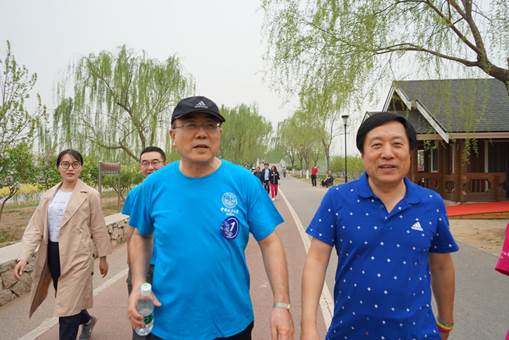 春日正好健步走，齐心踏入新时代——国产主播
教职工相约滨河春季健走活动